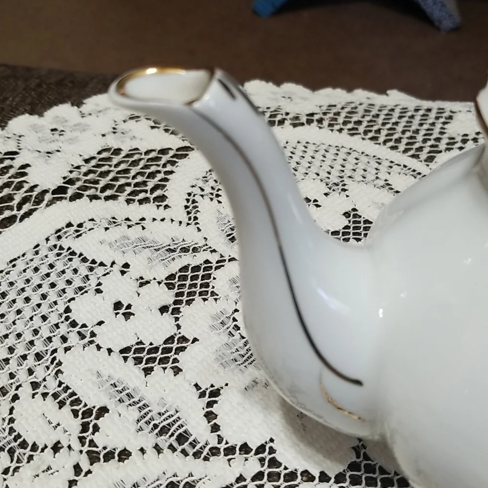 Vintage  Tea pot. - Picture 6 of 9